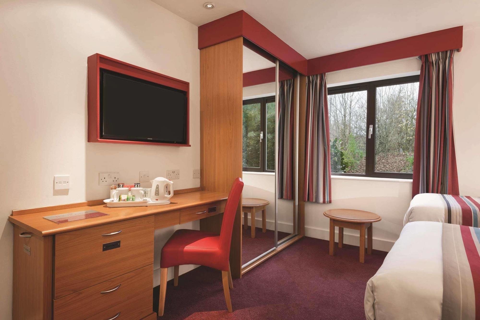 Ramada Cambridge Hotel Fen Drayton Bagian luar foto