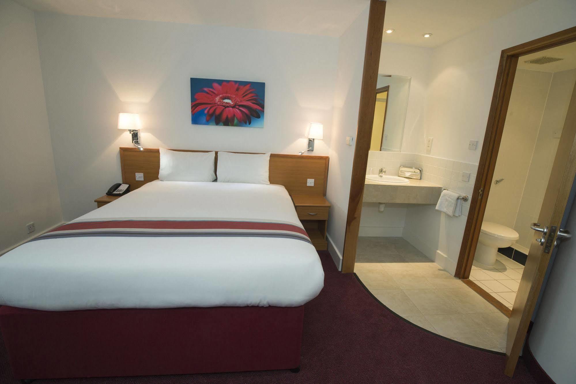 Ramada Cambridge Hotel Fen Drayton Bagian luar foto