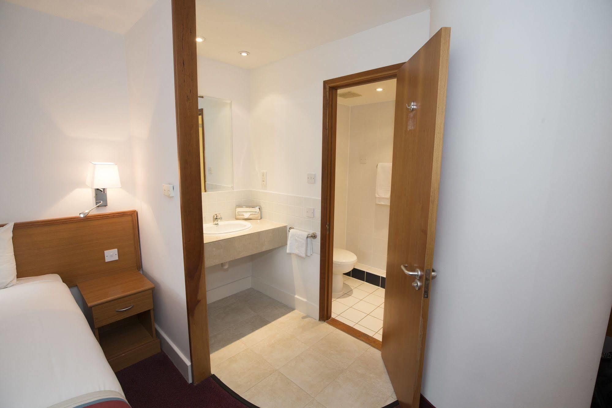 Ramada Cambridge Hotel Fen Drayton Bagian luar foto