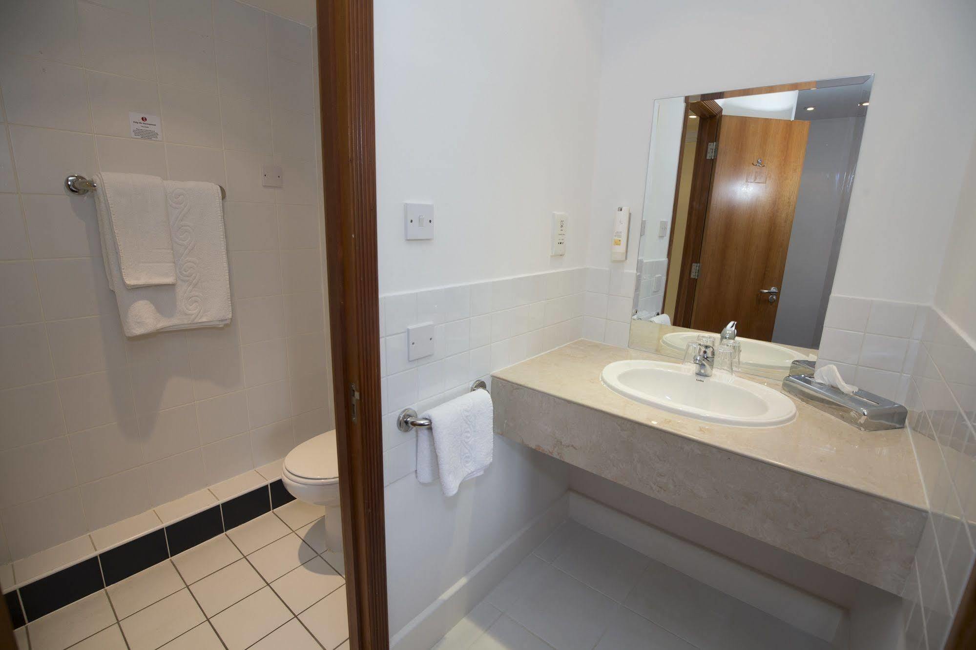 Ramada Cambridge Hotel Fen Drayton Bagian luar foto