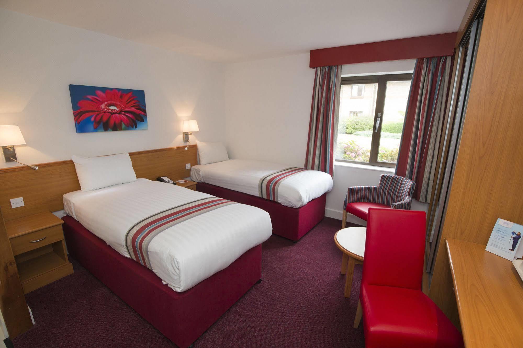 Ramada Cambridge Hotel Fen Drayton Bagian luar foto