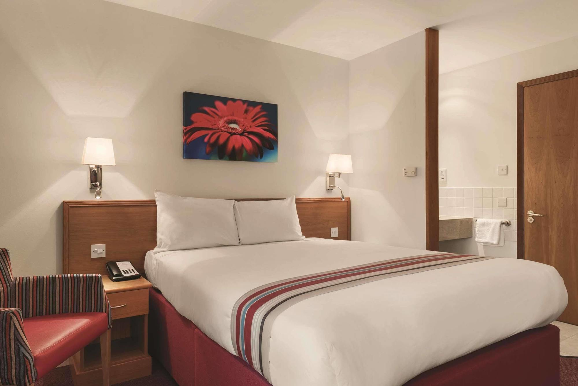 Ramada Cambridge Hotel Fen Drayton Bagian luar foto