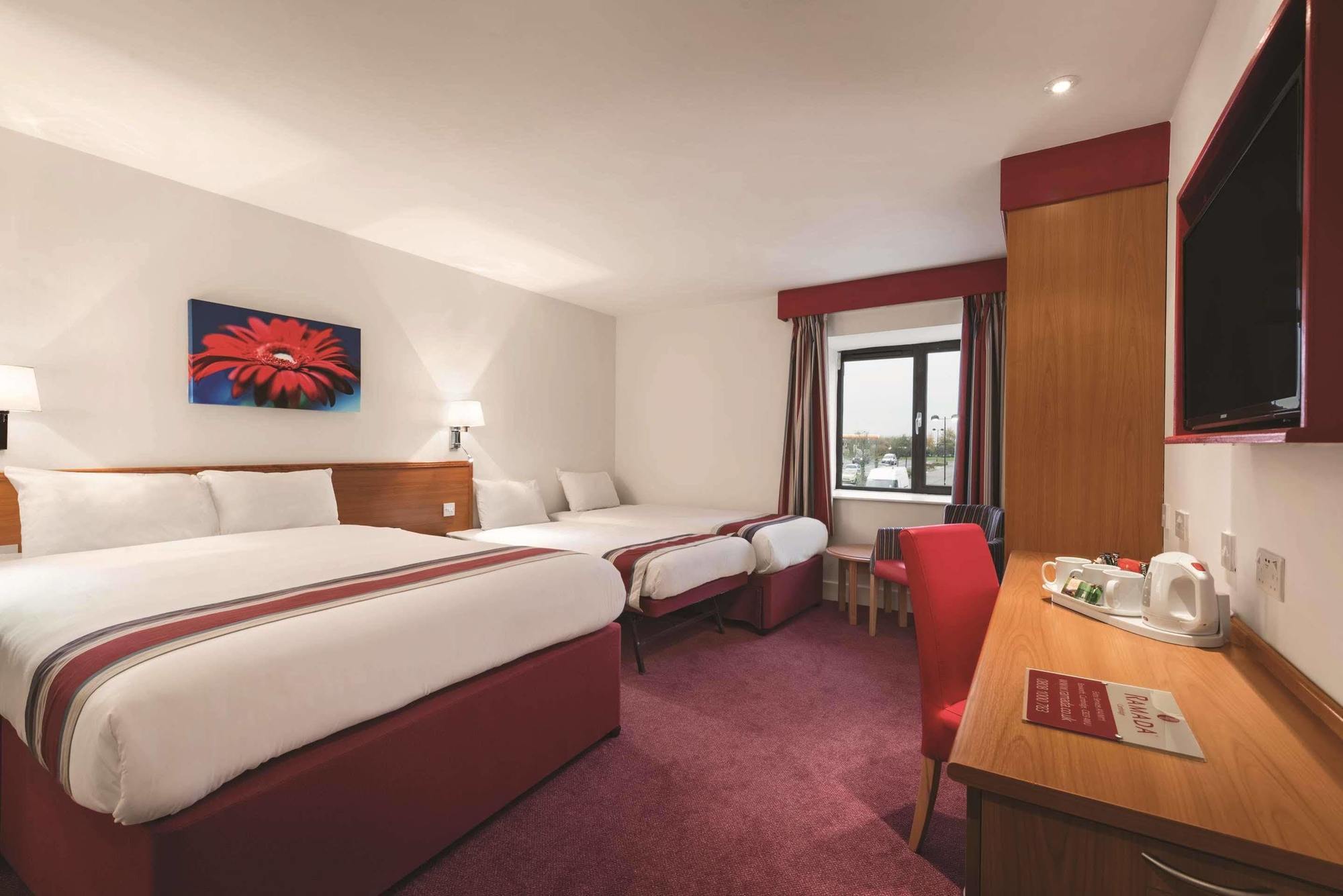 Ramada Cambridge Hotel Fen Drayton Bagian luar foto
