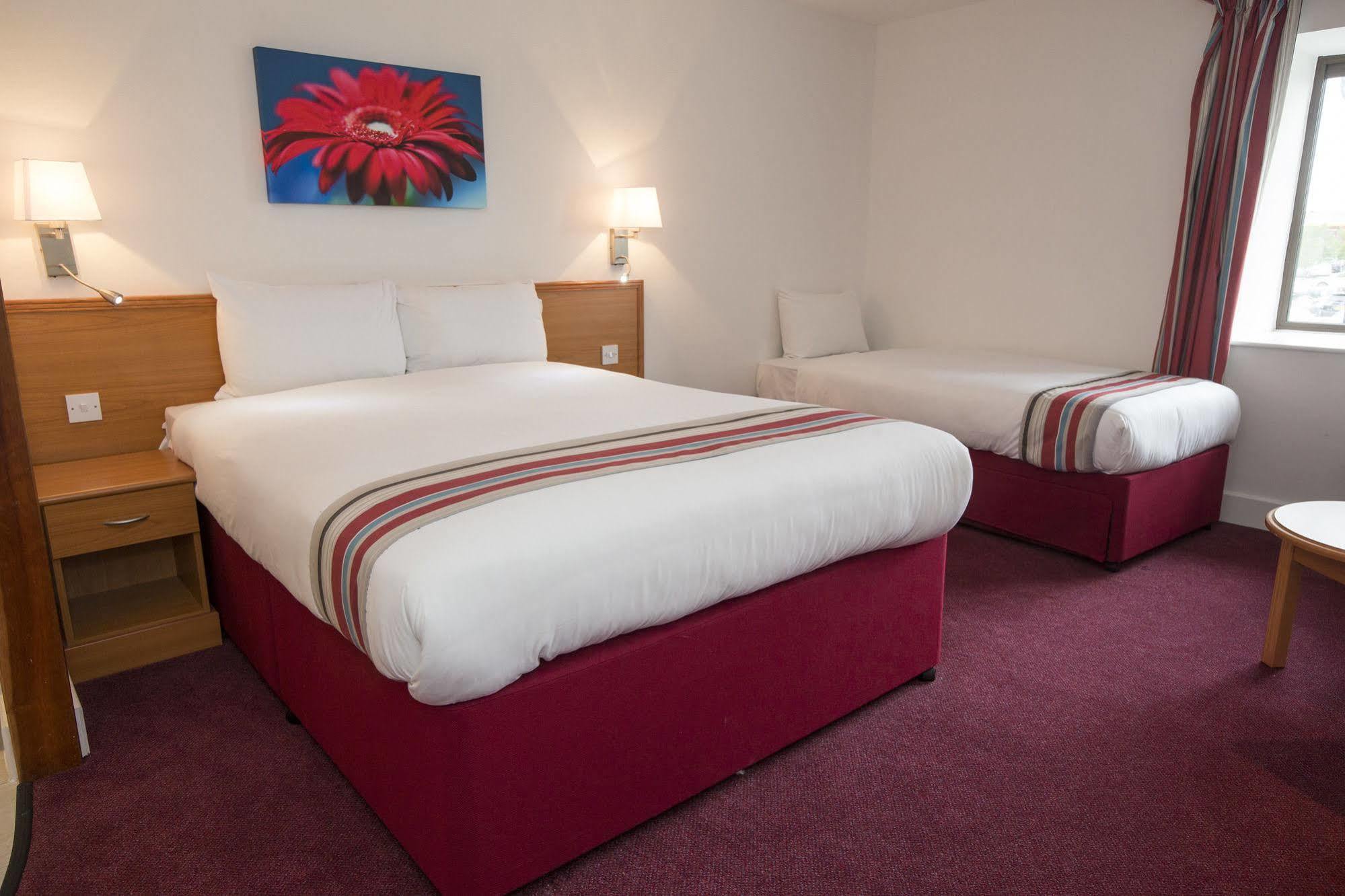 Ramada Cambridge Hotel Fen Drayton Bagian luar foto