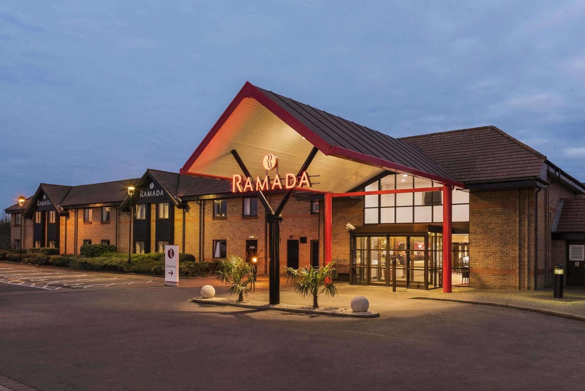 Ramada Cambridge Hotel Fen Drayton Bagian luar foto