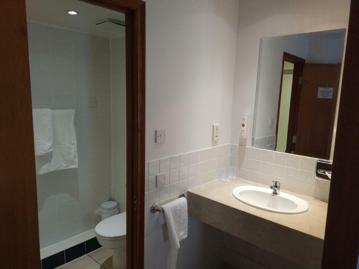 Ramada Cambridge Hotel Fen Drayton Bagian luar foto